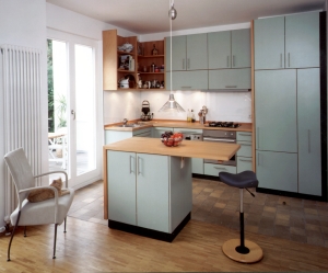 Geöltes Buchenholz an moderner Insel-Küche